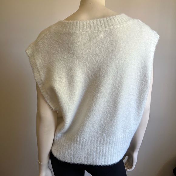 Jessica Simpson V Neck Sleeveless Sweater - Picture 4 of 7